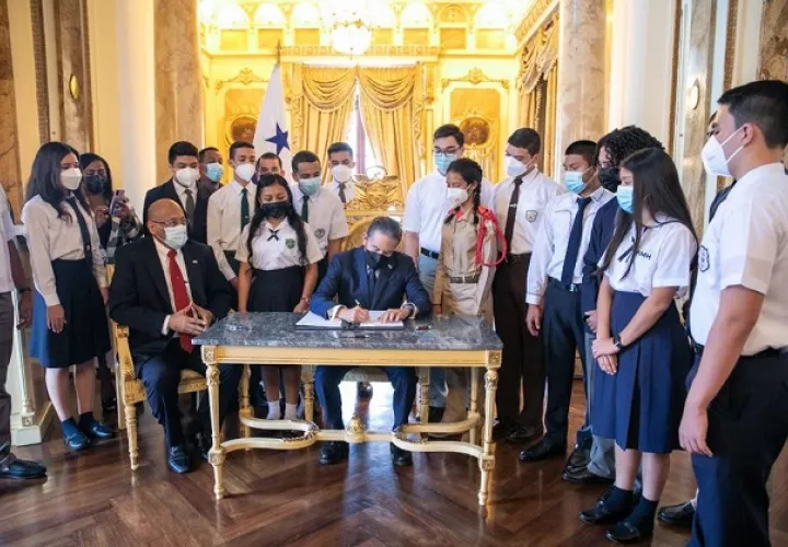 El presidente Laurentino Cortizo sancionó la Ley en presencia de los estudiantes que participan en el Concurso Nacional de Oratoria. Foto: Cortesía Presidencia