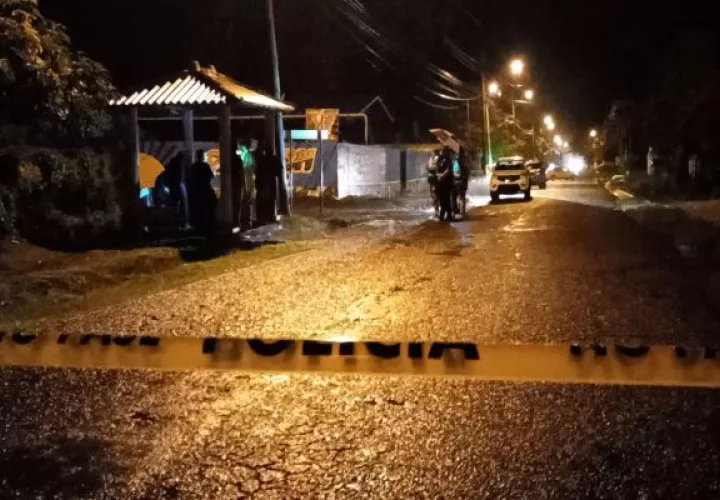 Las tareas del levantamiento de ambos cuerpos culminaron sobre las 3:00 de la madrugada de este domingo, bajo una pertinaz lluvia. foto: Eric Montenegro