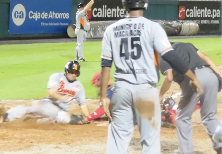 Los Santos se impuso a Metro en el tercer juego de la serie, 5-4. Foto:Fedebeis