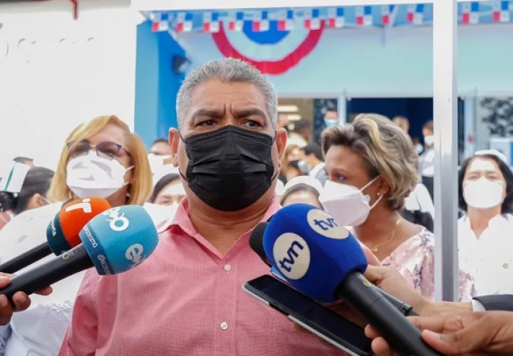 El ministro Luis Francisco Sucre reiteró el llamado a la población de no bajar la guardia contra el coronavirus. Foto: Cortesía Minsa