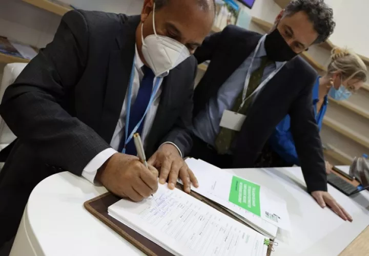 El ministro de MiAmbiente, Milciades Concepción, estampa su firma en la Declaración de Glasgow por una huella hídrica justa. Foto: Cortesía MiAmbiente