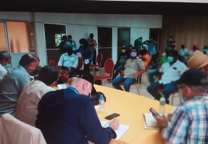 En la reunión se quejaron también del alto costo del precio del combustible. Foto: Melquiades Vásquez