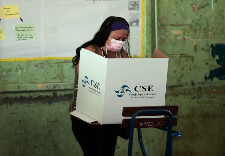 Una mujer vota en las elecciones presidenciales hoy, en la Junta Receptora de Esquipula en Managua, Nicaragua. Foto: EFE.