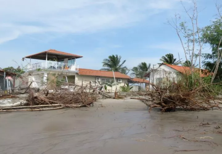 En el distrito de La Chorrera, los efectos del Cambio Climático son evidentes en comunidades como Kosovo, en donde el nivel del agua se adentra cada vez más en el poblado. Foto: Eric Montenegro