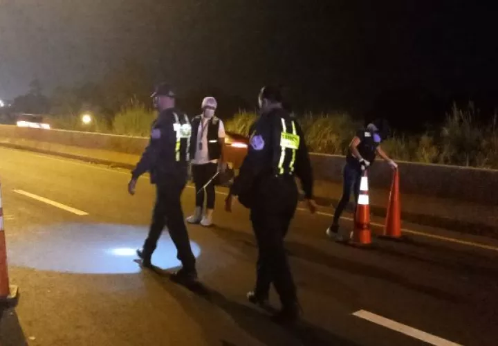 Al sitio también se presentaron algunos compañeros de trabajo del capitán Caballero, quienes lamentaron su fallecimiento. Foto: Eric Montenegro
