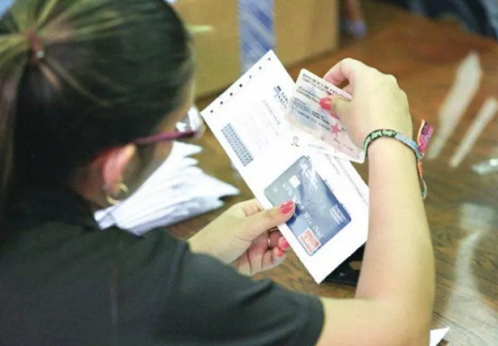 En las áreas urbanas el pago del Pase-U se hará a través de la tarjeta Clave Social y la cédula juvenil. Foto: Cortesía Ifarhu