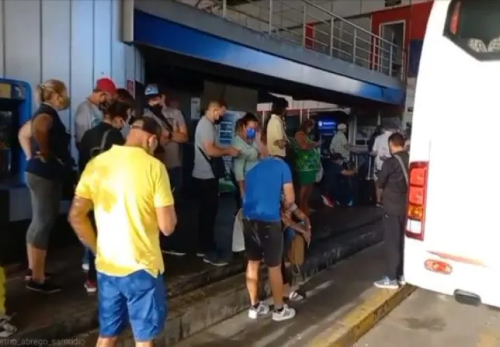 Los turistas se vieron seriamente afectados por la paralización de labores en Aduanas de Paso Canoas. Foto: Mayra Madrid