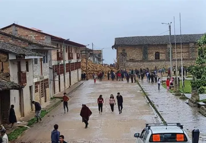 La reconocida torre de la Iglesia del distrito de La Jalca Grande se derrumbó a consecuencia del fuerte sismo. EFE