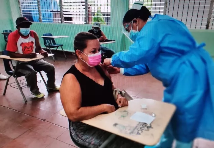  Los cuatro puntos fijos de vacunación en Herrera, reiniciaron labores. Foto: Thays Domínguez