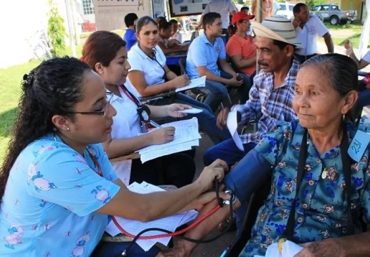 Los adultos mayores son parte de la población  más vulnerable del país, reconocen las autoridades. Foto: Archivo