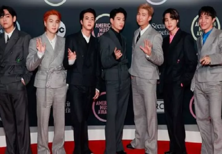 Agrupación surcoreano BTS en los Premios American Music Awards 2021. Foto: @tntlatam