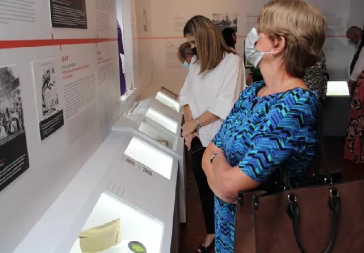 Visitantes de la muestra. Cortesía