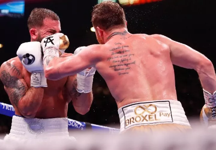 El campeón mexicano Saúl "Canelo" Álvarez escribió este sábado otro capítulo más en la historia del boxeo. Foto: EFE