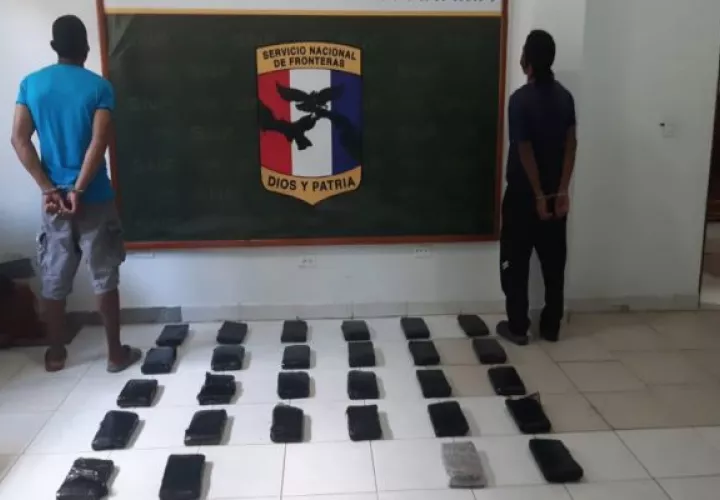 Los dos detenidos y la sustancia ilícita fueron puestos a órdenes de las autoridades competentes: Foto: Cortesía Senafront