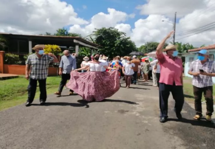Los moradores decidieron celebrar la fecha, con un acto cívico en el que se recordó a los primeros fundadores, e impulsadores de las tradiciones. Foto: Thays Domínguez