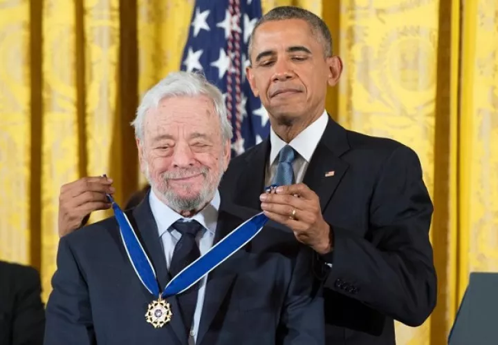 El compositor estadounidense Stephen Sondheim (i) recibe la Medalla de la Libertad de manos del expresidente de EE.UU. Barack Obama, en una fotografía de archivo. Foto: EFE / Michael Reynolds