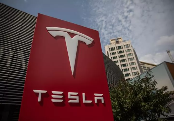 Vista del logotipo de la compañía estadounidense Tesla, en una fotografía de archivo. EFE