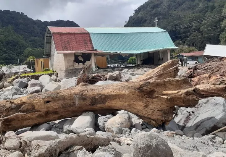 Así quedó la iglesia de Bambito, tras la embestida del río Chiriquí Viejo que pasa en la parte trasera. 