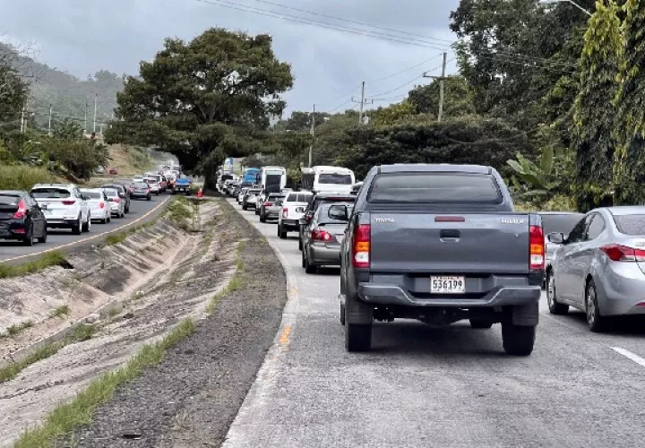 Más de 50 vehículos se han desplazado hacia el interior del país. Foto: Cortesía Tráfico Panamá