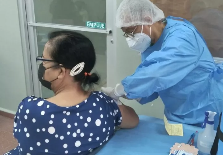 Hasta este lunes 15 de noviembre, en Panamá se han aplicado 136,538 dosis de refuerzo contra el coronavirus. Foto: Cortesía @CSSPanama