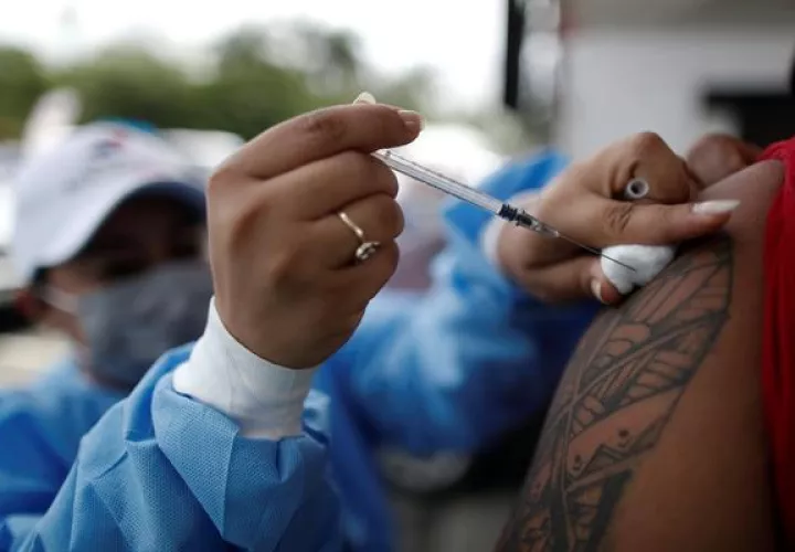 Un hombre recibe una dosis de la vacuna Pfizer contra el coronavirus, en el estacionamiento del estadio Rommel Fernández de Ciudad de Panamá (Panamá). EFE