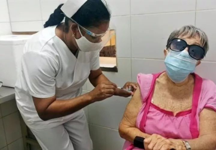 No indicaron por ahora si la nueva variante es más o menos resistente a las vacunas anticovid. EFE