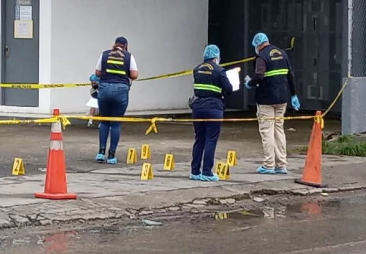 Personal del Ministerio Público (MP) se presentó al sitio del tiroteo en donde recolectaron evidencias balística. Foto: Eric Montenegro