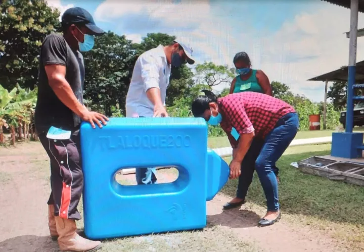 Instalación de sistemas de recolección o cosecha  de agua lluvia. Foto: Melquiades Vásquez