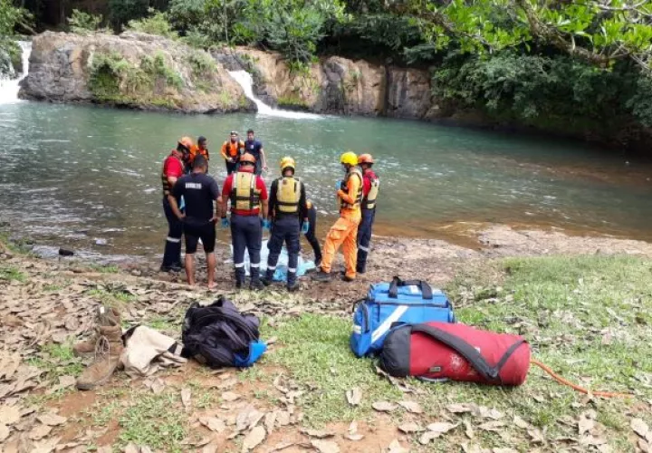Unidades del Sistema Nacional de Protección Civil (Sinaproc), sacaron del profundo charco el cuerpo sin vida de la persona ahogada. Foto: Melquiades Vásquez