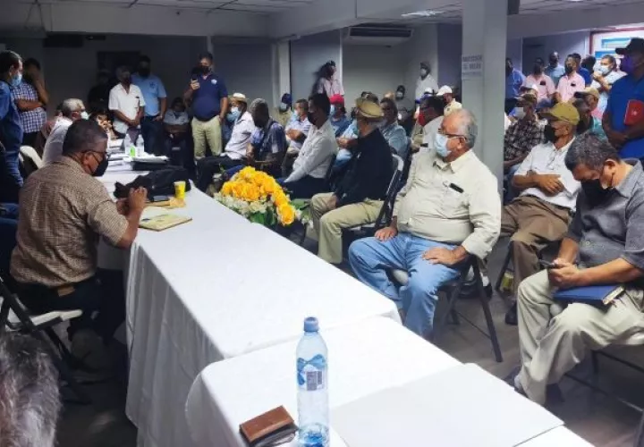 Los miembros del Concejo de Transportistas del Interior (Cotradin) discuten los pasos a seguir para ser escuchados por el gobierno y lograr una solución para el sector  transporte. Foto: Melquiades Vásquez