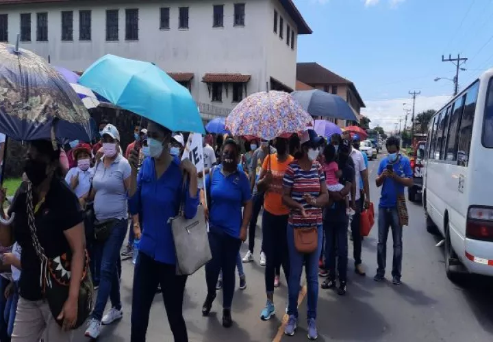 Los profesores y los padres de familia de la escuela Miguel Alba de Soná, volvieron a salir a las calles para exigir que culminen los trabajos del centro educativo. Foto: Melquiades Vásquez