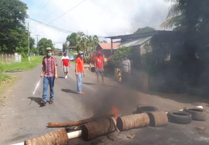 Los padres de familia de la escuela Miguel Alba en varias oportunidades han cerrado la vía panamericana. Foto: Melquiades Vásquez 