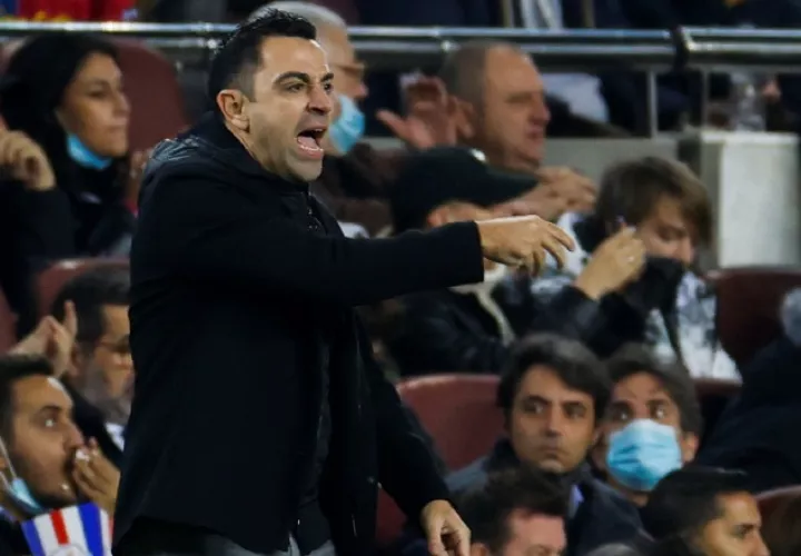 Xavi recibió una  gran ovación en su regreso a Barcelona, esta vez como entrenador del primer equipo. Foto: EFE