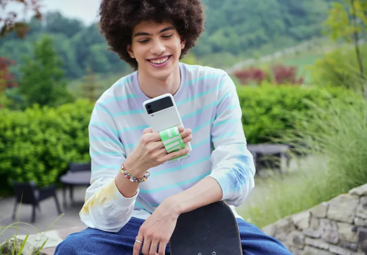 12_lifestyle_galaxyzflip3_5g_lavender.jpg