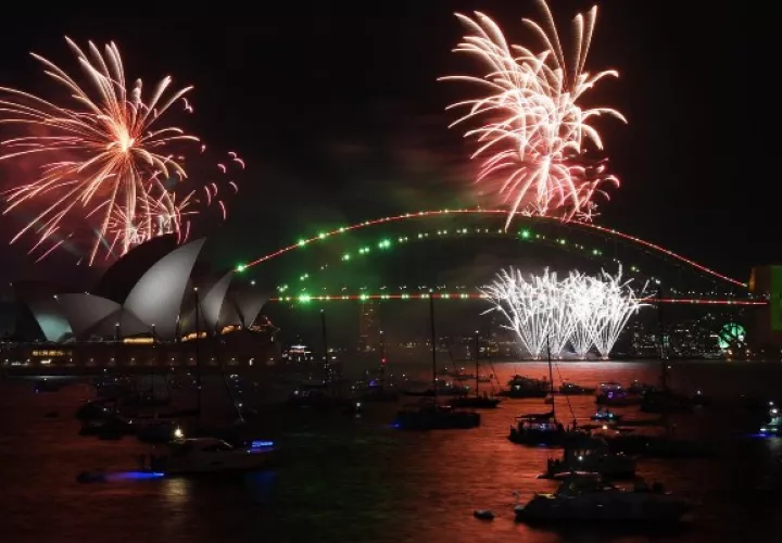 Año Nuevo en la icónica Casa de la Ópera en la bahía de Sídney. Foto: EFE