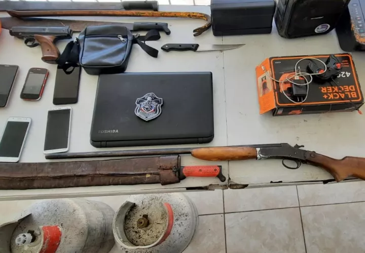 Se incautaron celulares, tanque de gas, una escopeta, computadora y otros artículos. Foto: Eric A. Montenegro
