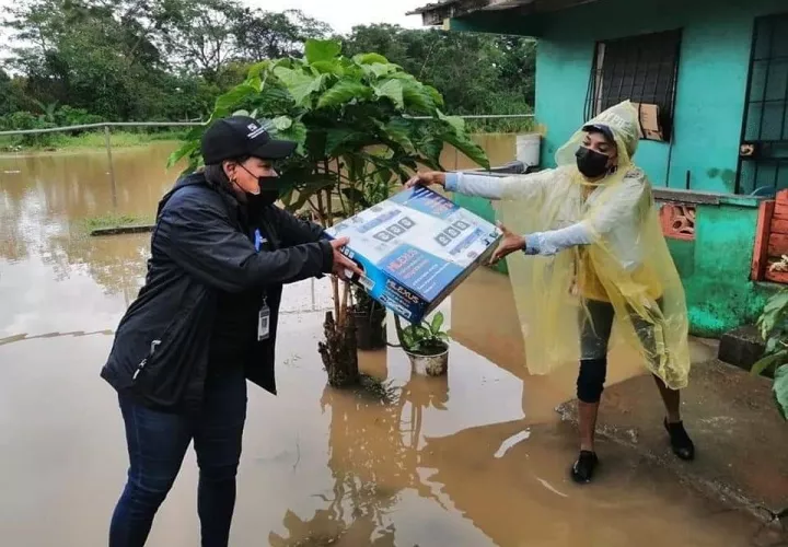 La ayuda humanitaria consistió en colchones, alimentos y kits de limpieza. Foto: Diomedes Sánchez 