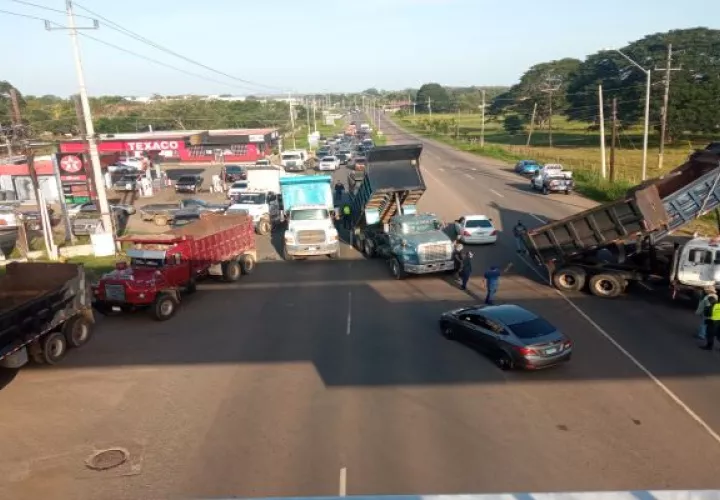 El cierre de vías se extendió por varias horas, y provocó un descomunal tranque en la importante vía, en ambos sentidos, sobre todo de personas que se trasladaban a sus puestos de trabajo. Foto: Thays Domínguez
