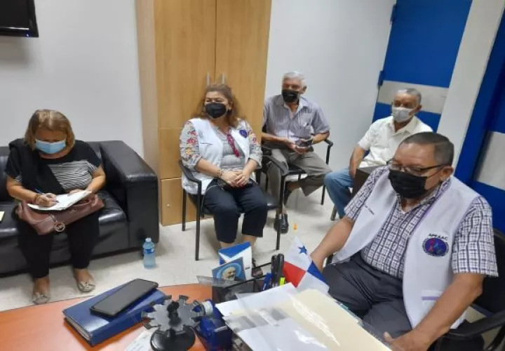 Durante el encuentro con el director de la Región de Salud de Los Santos, Ayvar Hernández, se detalló la distribución de salas, así como la atención que se brindará a quienes requieran estos servicios. Foto. Thays Domínguez