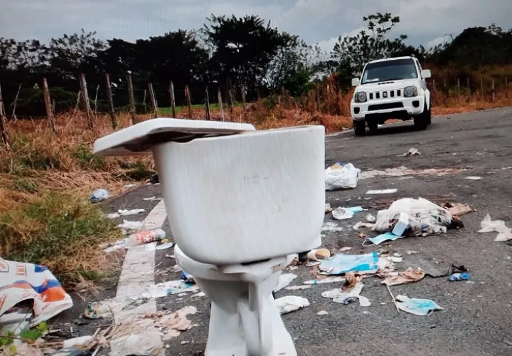Toda clase de desechos arrojan en los retornos de la Interamericana. Foto: Melquiades Vásquez