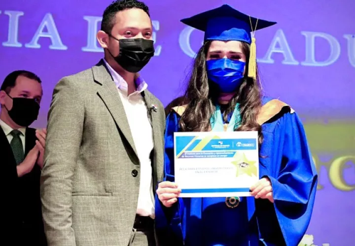 La estudiante Daniela González, primer puesto de honor del Instituto Atenea, está entre las beneficiadas. Foto: Cortesía Ifarhu