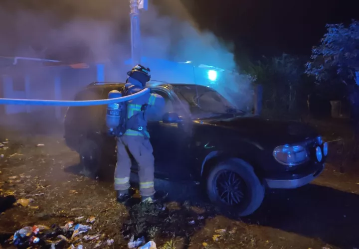 Los bomberos lograron sofocar el incendio en la camioneta. Foto: José Vásquez