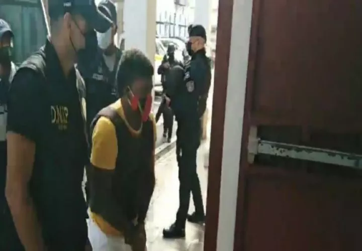 Reynaldo Cuadra con el alias de “Reycito”, llegó fuertemente custodiado por la Policía Nacional. Foto: Cortesía