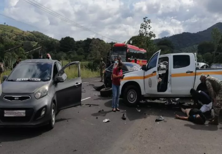 Tres automóviles modelo sedán además de un auto pick-up de la Contraloría General de la República estuvieron involucrados en este accidente. Foto. Eric Montenegro