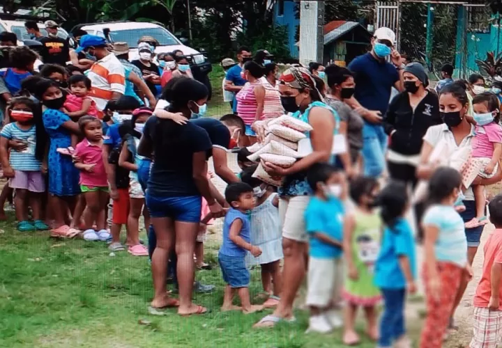 Se entregaron bolsas con alimentos, mochilas escolares y colchones, entre otros enseres. Foto: Melquiades Vásquez