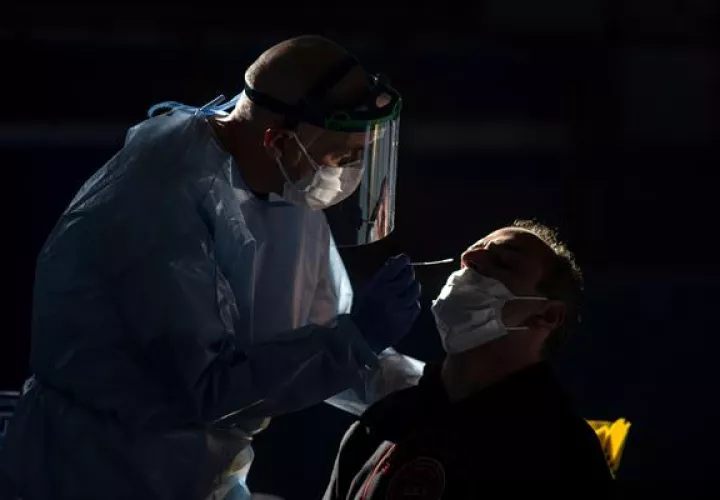 Una sanitaria realiza una prueba PCR para detectar la covid-19. EFE