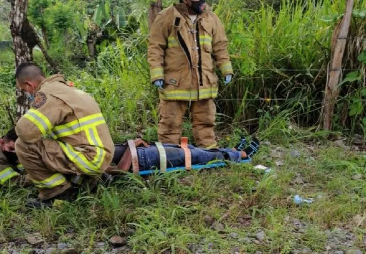 El personal del cuerpo de bomberos de la regional de Bugaba, le brindaron los primeros auxilios al joven herido. Foto. Mayra Madrid