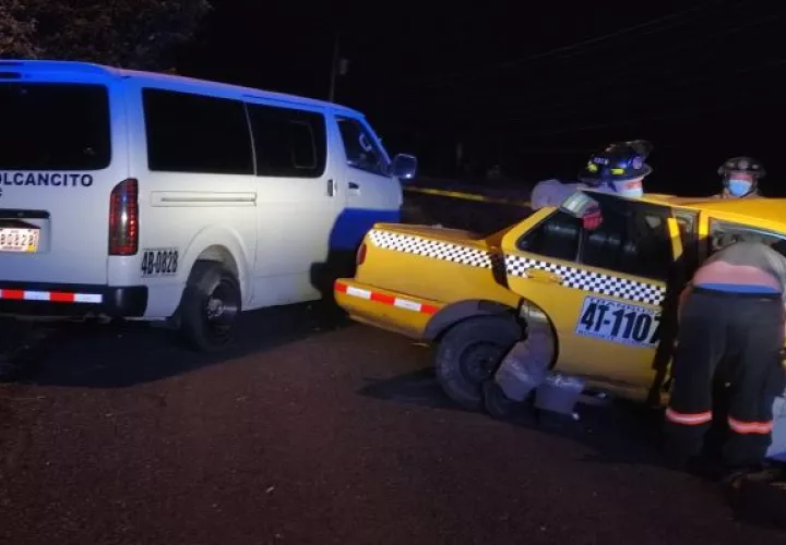 Según las primeras investigaciones el taxi era conducido por un ciudadano de 61 años y el bus por un ciudadano de 31 años. Foto. José Vásquez