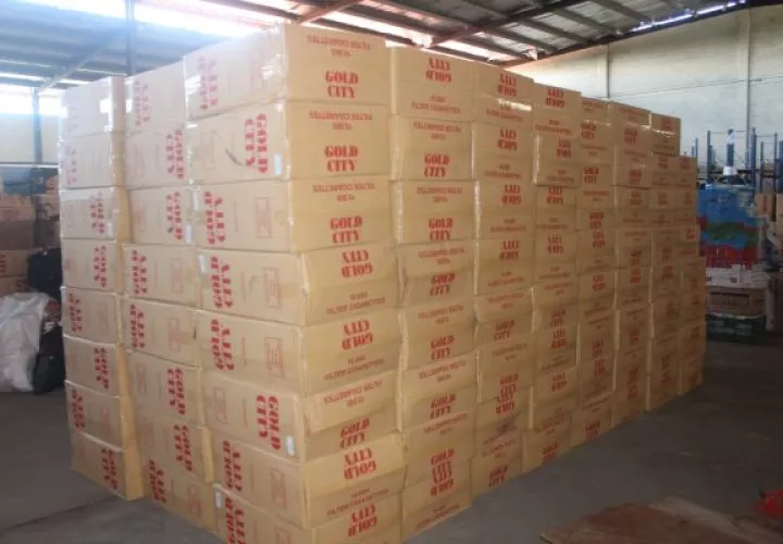 Una vez se logró la retención del camión este fue trasladado a la sede de Aduanas en David donde se realizó la inspección, encontrando 423 cajas de cigarrillos de diferentes marcas. Foto. José Vásquez