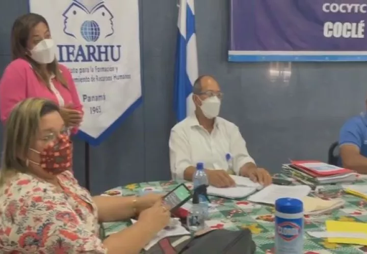 Las autoridades de salud se reunieron con los  seis alcaldes de la provincia para examinar las medidas contra el aumento de casos de covid-19. Foto. Eric Montenegro  